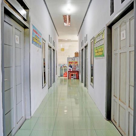 Готель Oyo Life 92937 Kost Putri Sarkara Syariah Баньювангі Екстер'єр фото