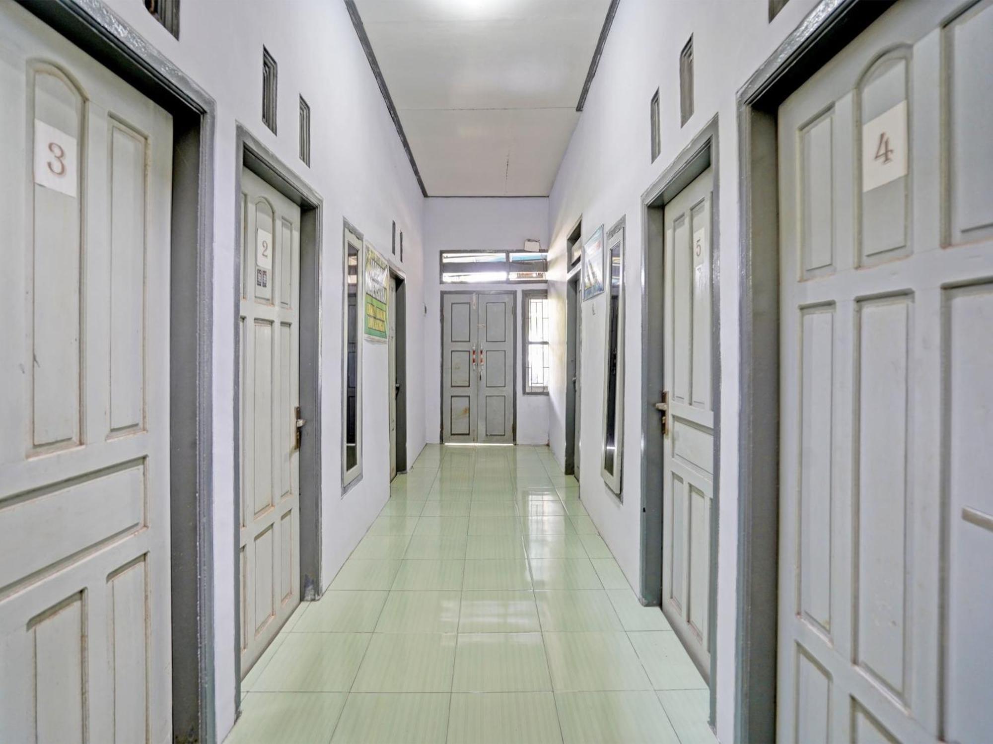 Готель Oyo Life 92937 Kost Putri Sarkara Syariah Баньювангі Екстер'єр фото