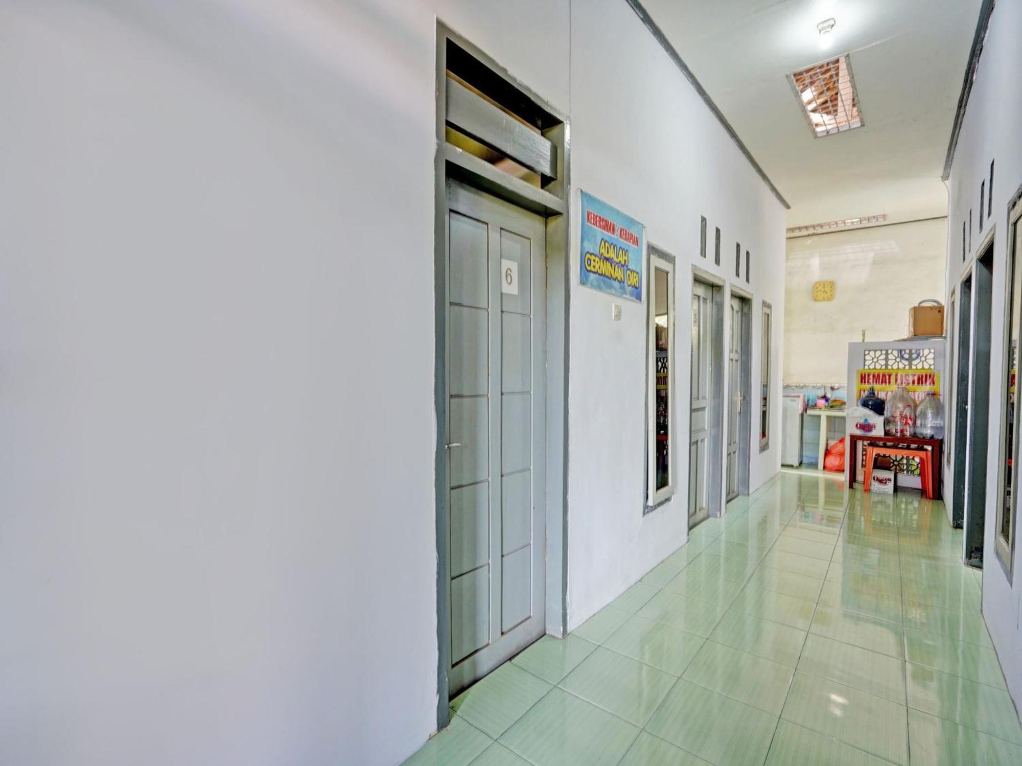 Готель Oyo Life 92937 Kost Putri Sarkara Syariah Баньювангі Екстер'єр фото