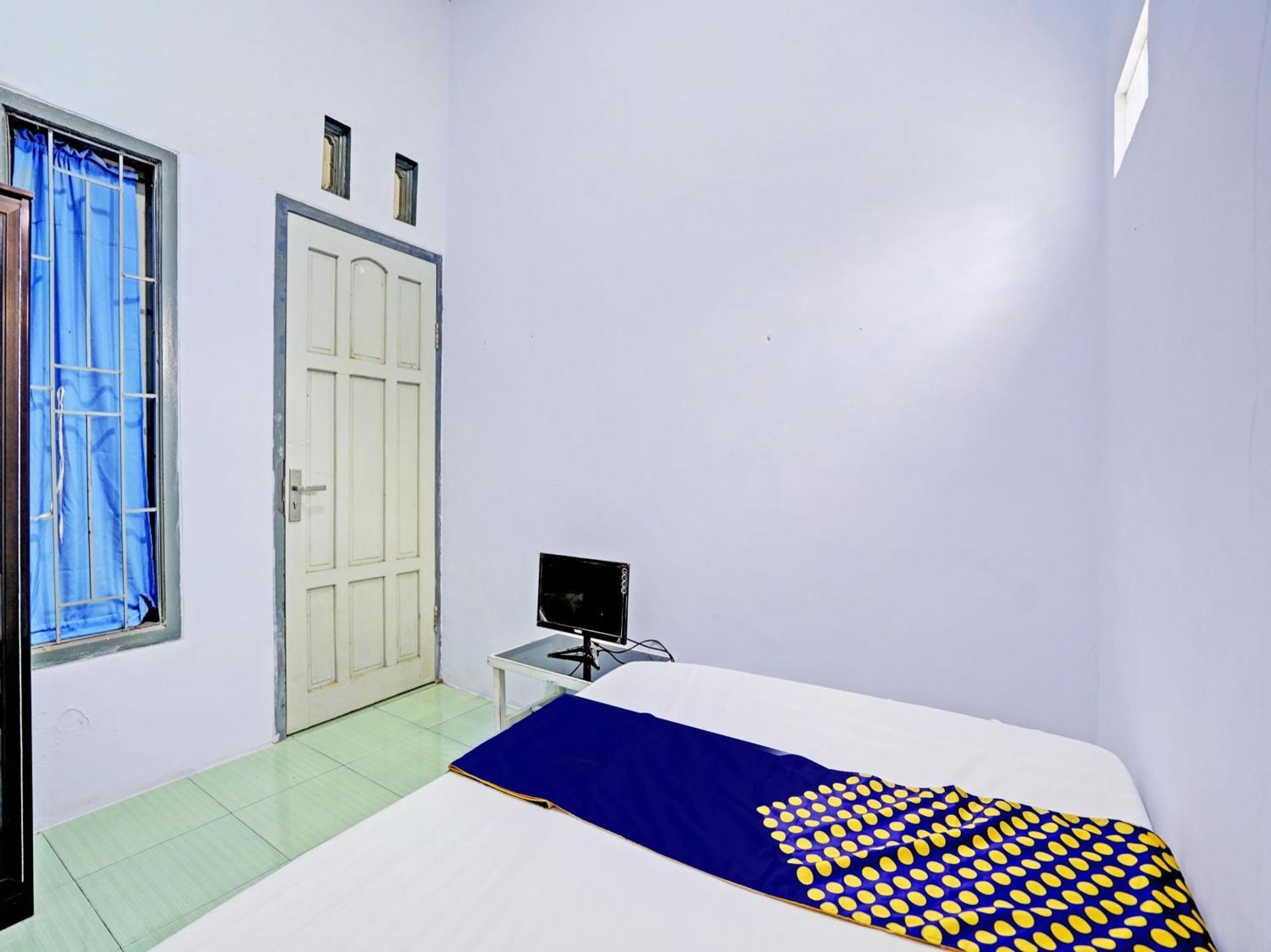 Готель Oyo Life 92937 Kost Putri Sarkara Syariah Баньювангі Екстер'єр фото