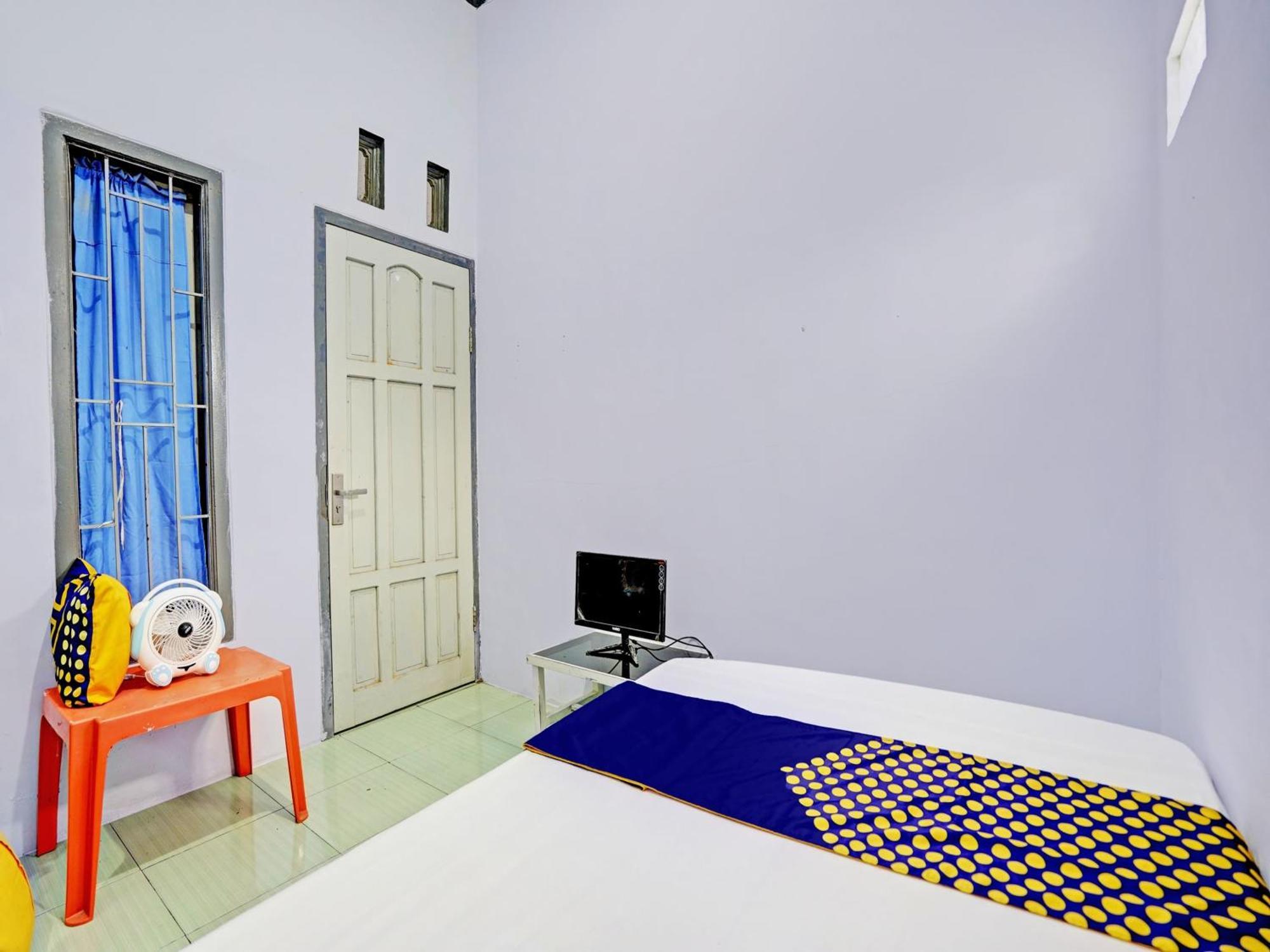 Готель Oyo Life 92937 Kost Putri Sarkara Syariah Баньювангі Екстер'єр фото
