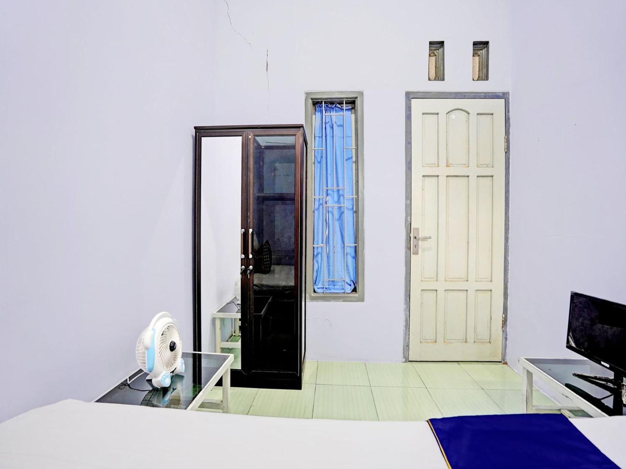 Готель Oyo Life 92937 Kost Putri Sarkara Syariah Баньювангі Екстер'єр фото
