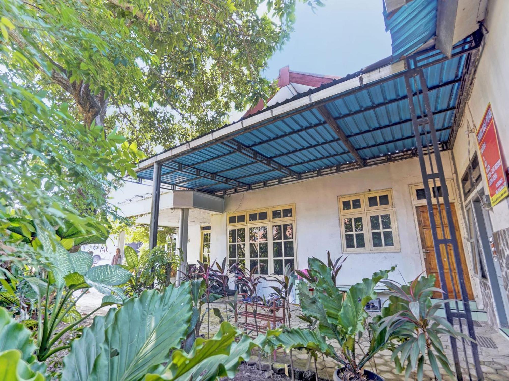 Готель Oyo Life 92937 Kost Putri Sarkara Syariah Баньювангі Екстер'єр фото